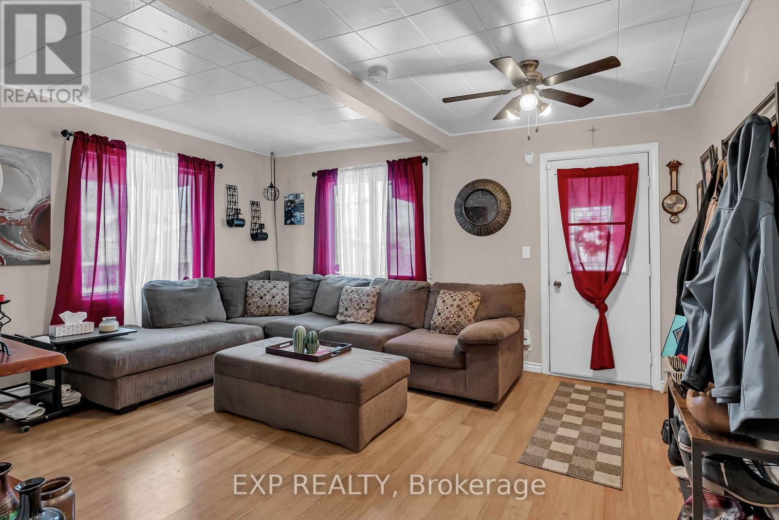 1060 Abbot Street, Cornwall, ON - Indoor Photo Showing Living Room