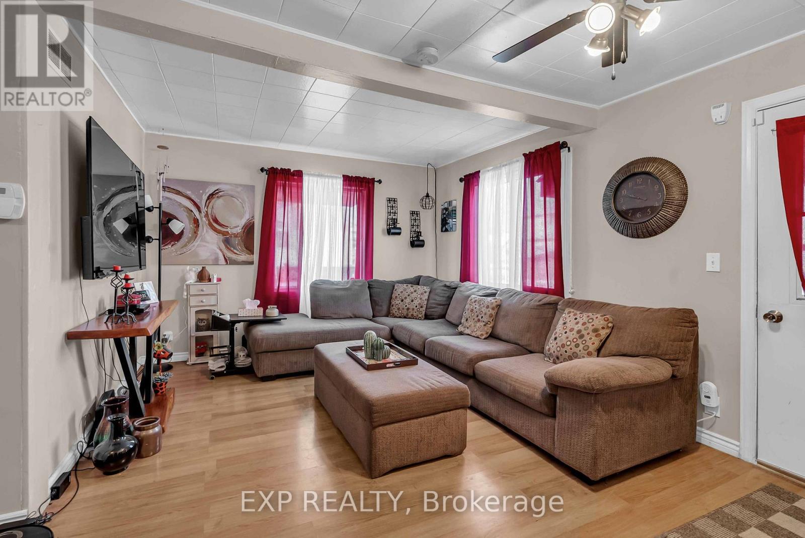 1060 Abbot Street, Cornwall, ON - Indoor Photo Showing Living Room