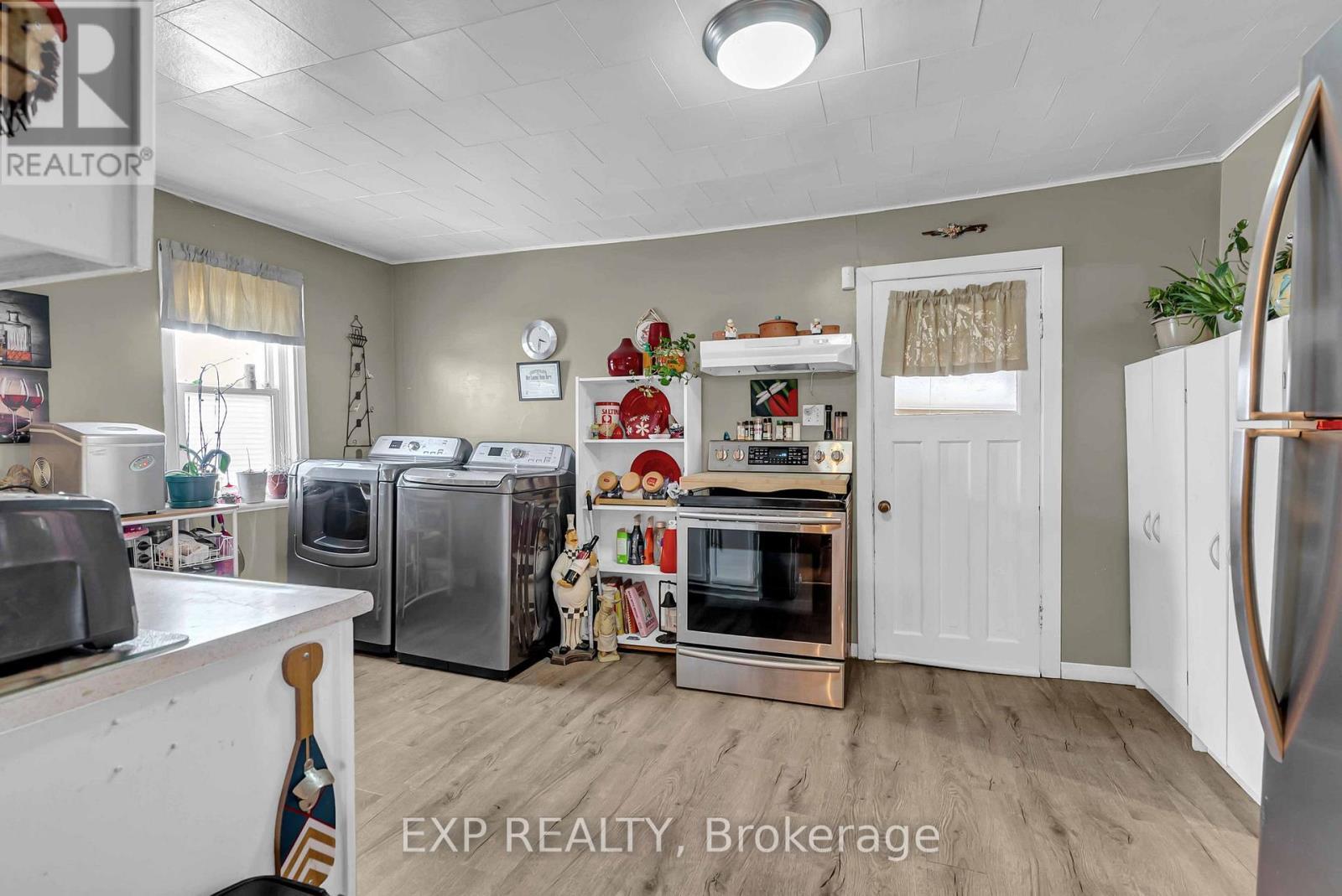 1060 Abbot Street, Cornwall, ON - Indoor Photo Showing Laundry Room