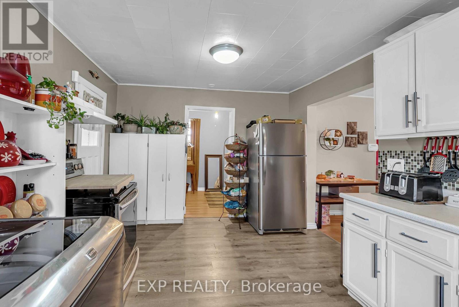 1060 Abbot Street, Cornwall, ON - Indoor Photo Showing Kitchen