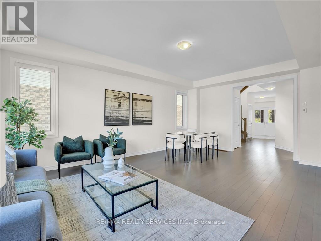 28 Ford Street, Brant, ON - Indoor Photo Showing Living Room
