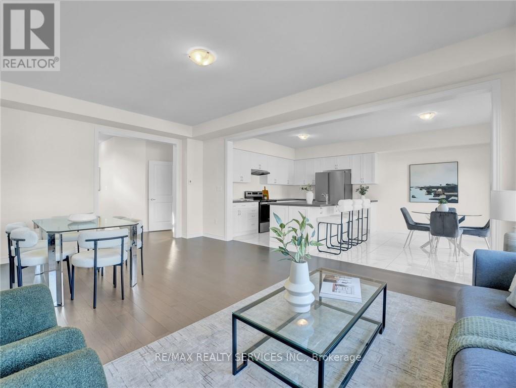 28 Ford Street, Brant, ON - Indoor Photo Showing Living Room