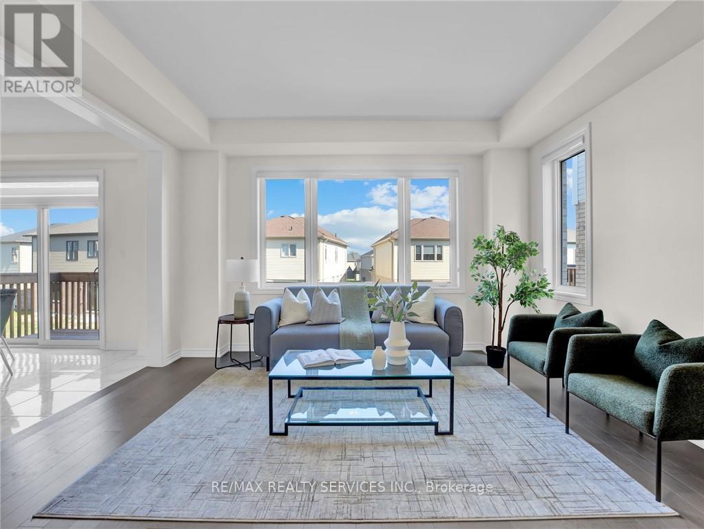 28 Ford Street, Brant, ON - Indoor Photo Showing Living Room