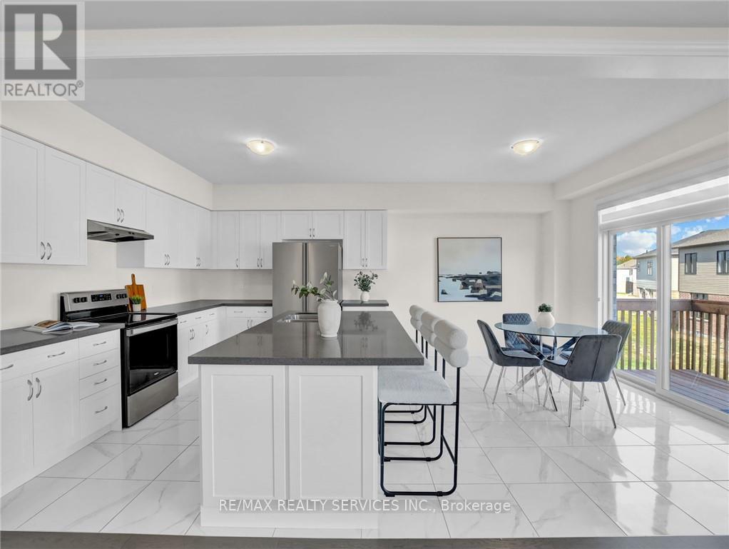 28 Ford Street, Brant, ON - Indoor Photo Showing Kitchen With Upgraded Kitchen