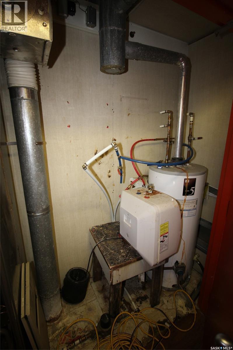 303 1St Avenue W, Climax, SK - Indoor Photo Showing Basement