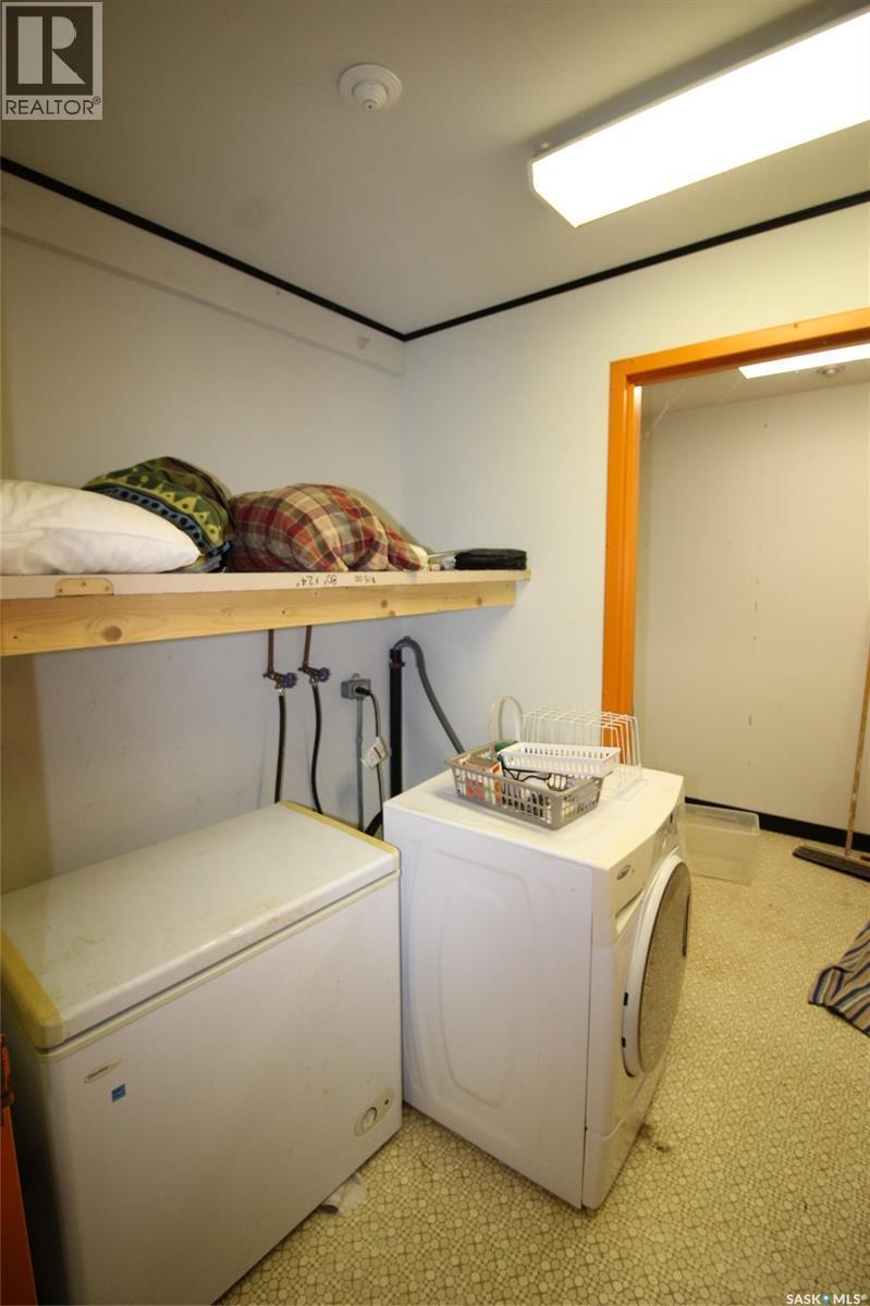 303 1St Avenue W, Climax, SK - Indoor Photo Showing Laundry Room