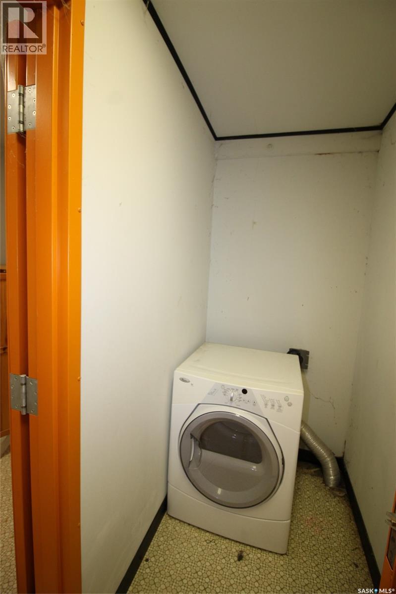 303 1St Avenue W, Climax, SK - Indoor Photo Showing Laundry Room