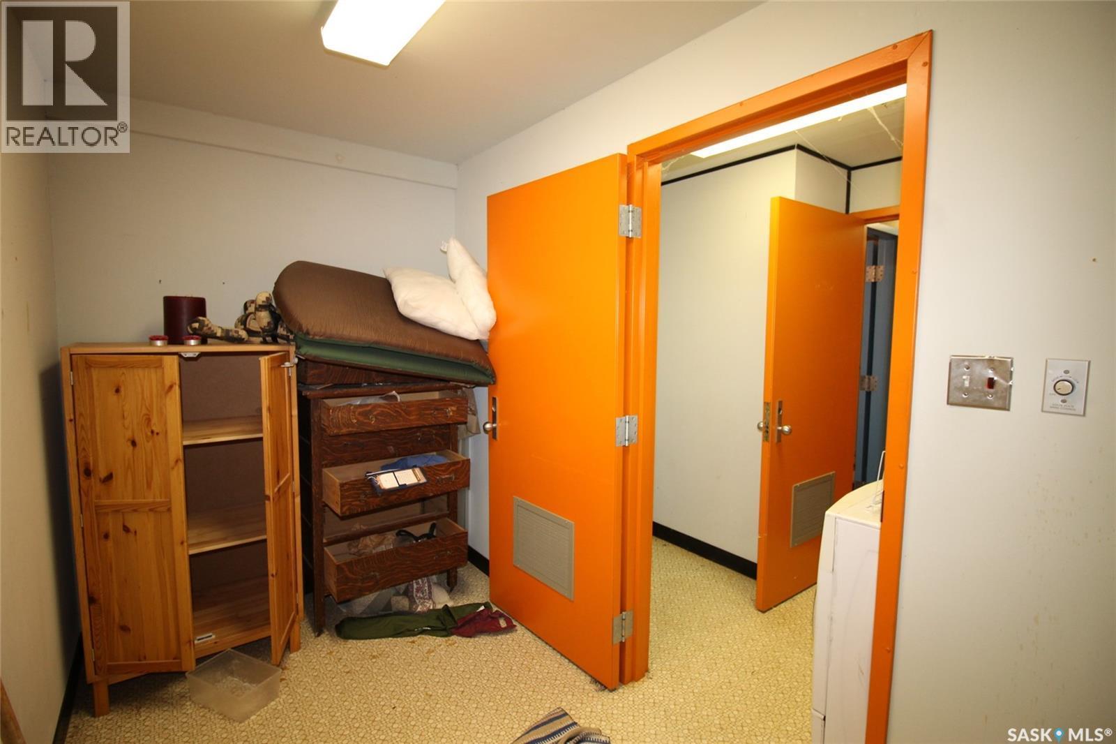 303 1St Avenue W, Climax, SK - Indoor