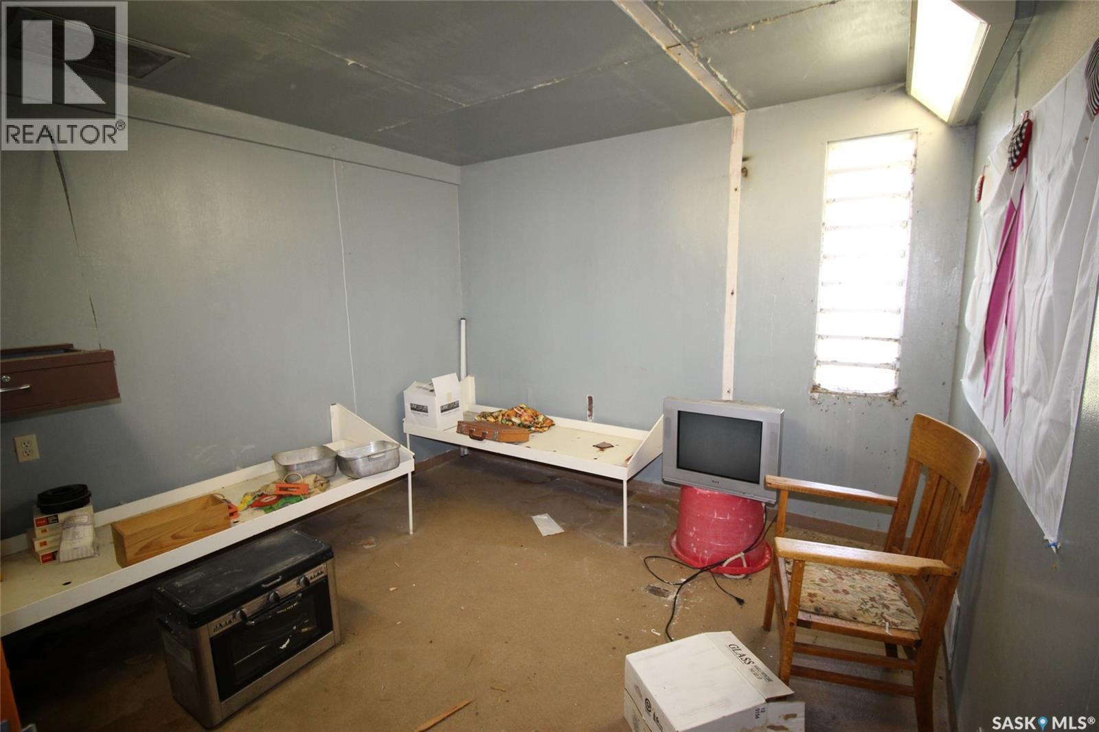 303 1St Avenue W, Climax, SK - Indoor