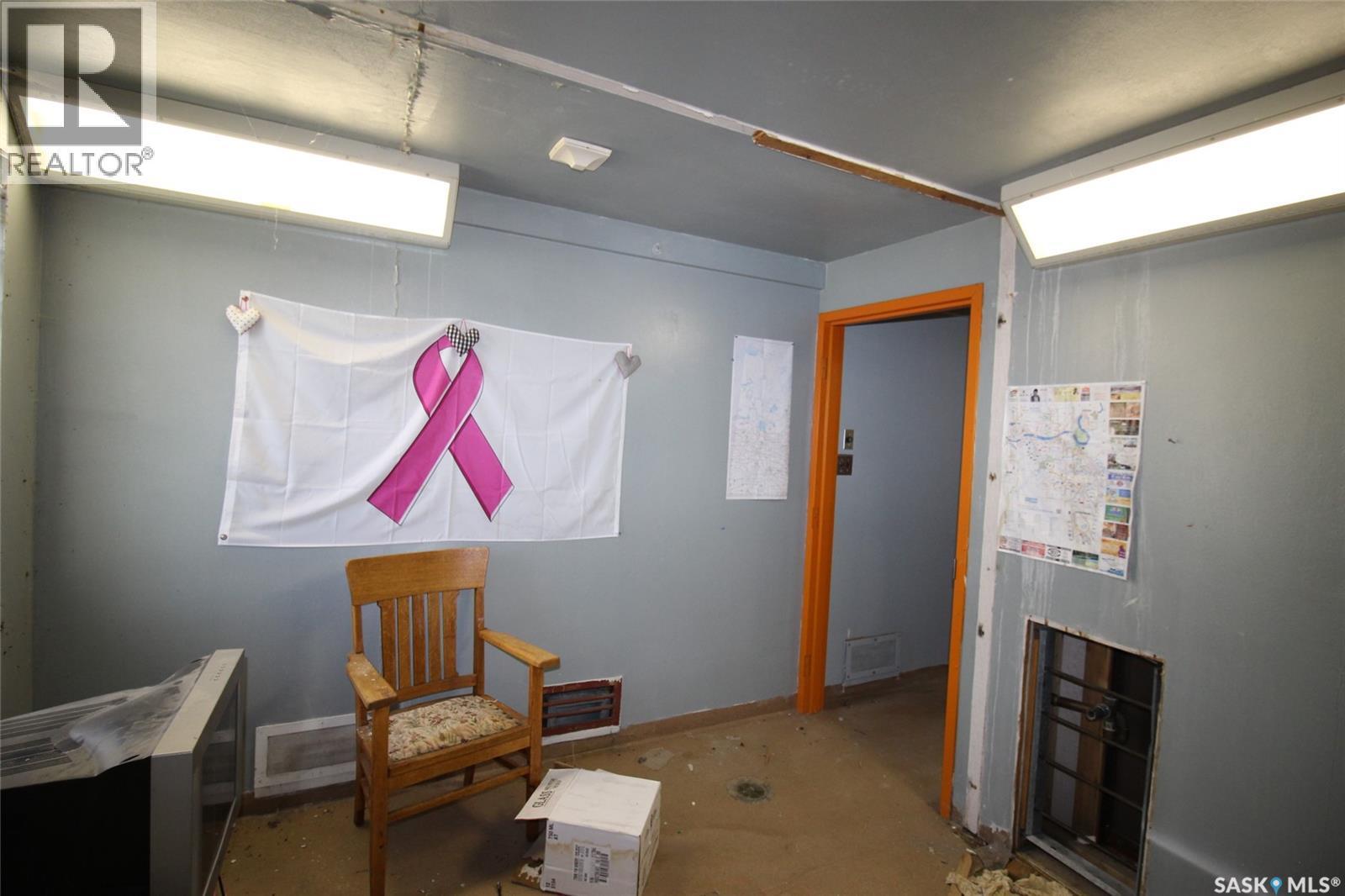 303 1St Avenue W, Climax, SK - Indoor