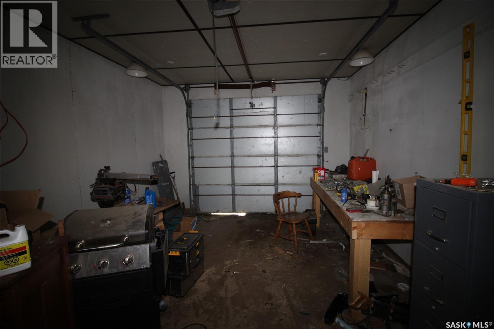 303 1St Avenue W, Climax, SK - Indoor Photo Showing Garage