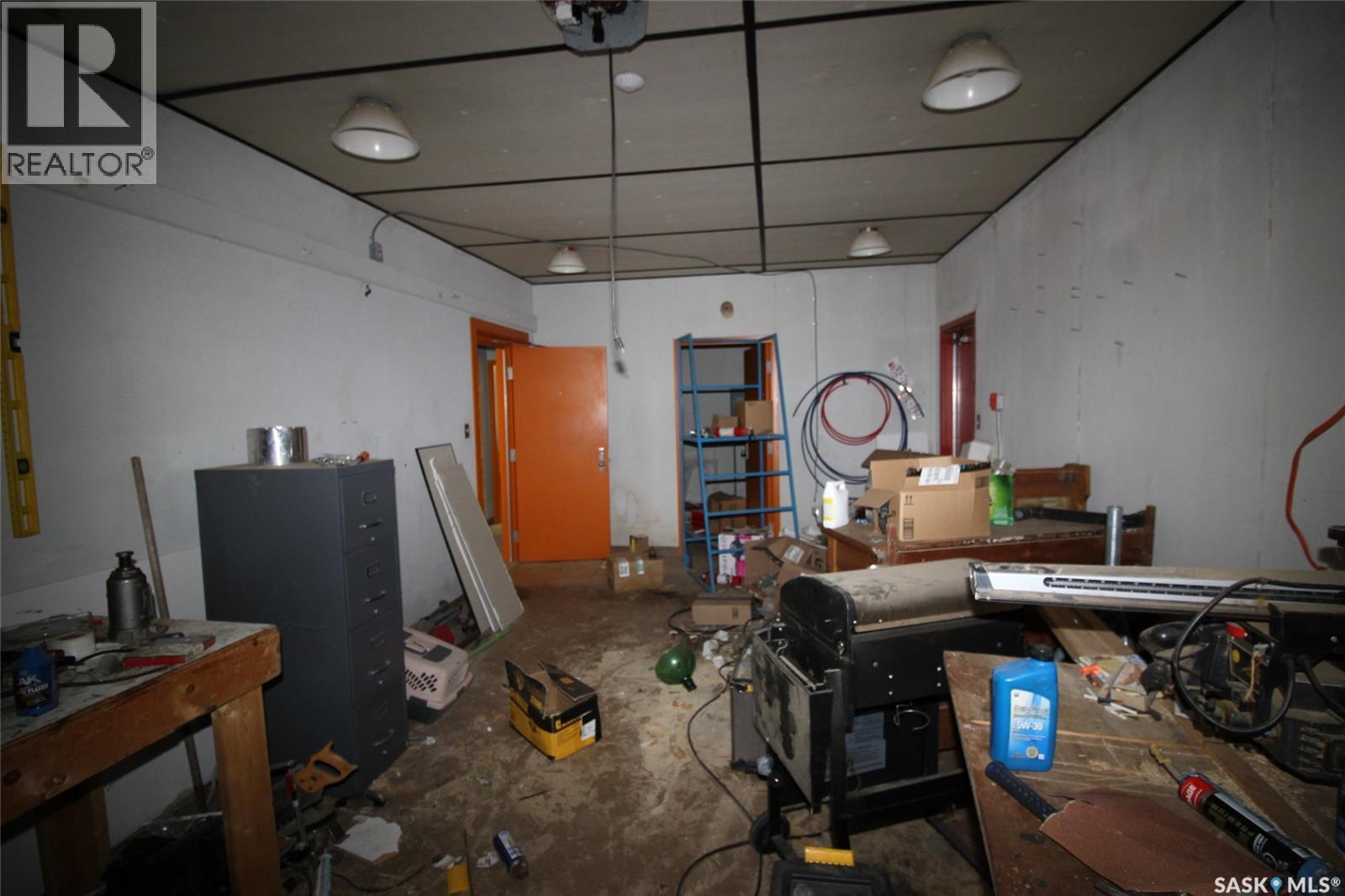 303 1St Avenue W, Climax, SK - Indoor