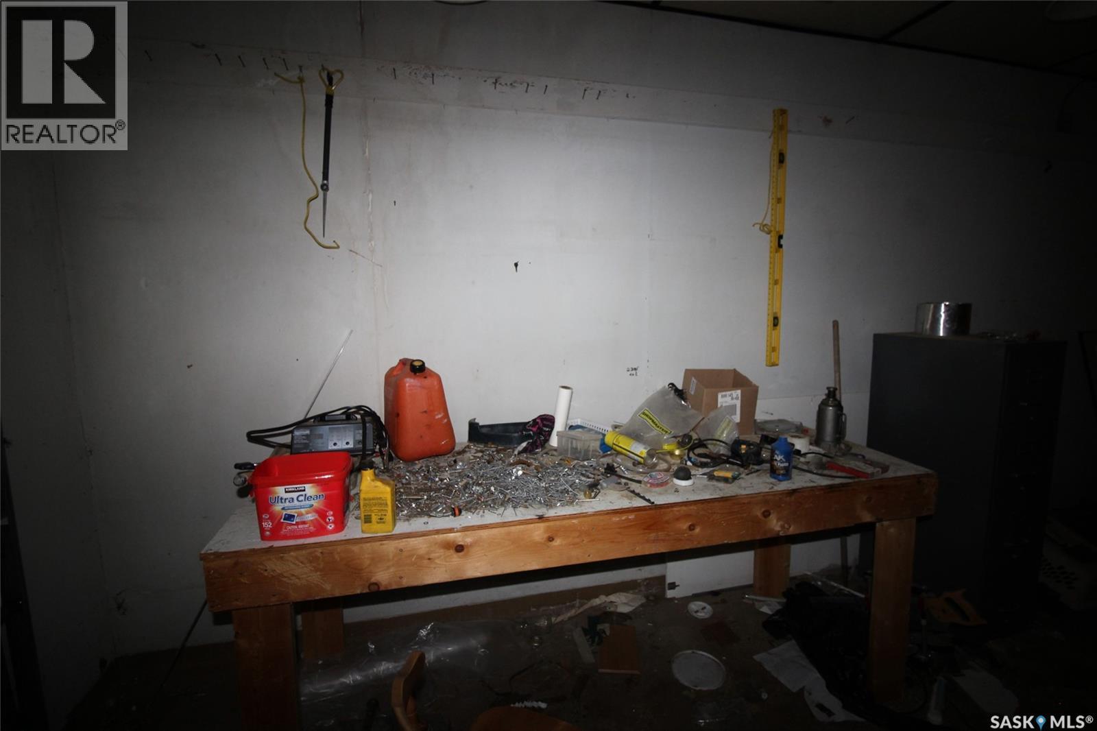 303 1St Avenue W, Climax, SK - Indoor