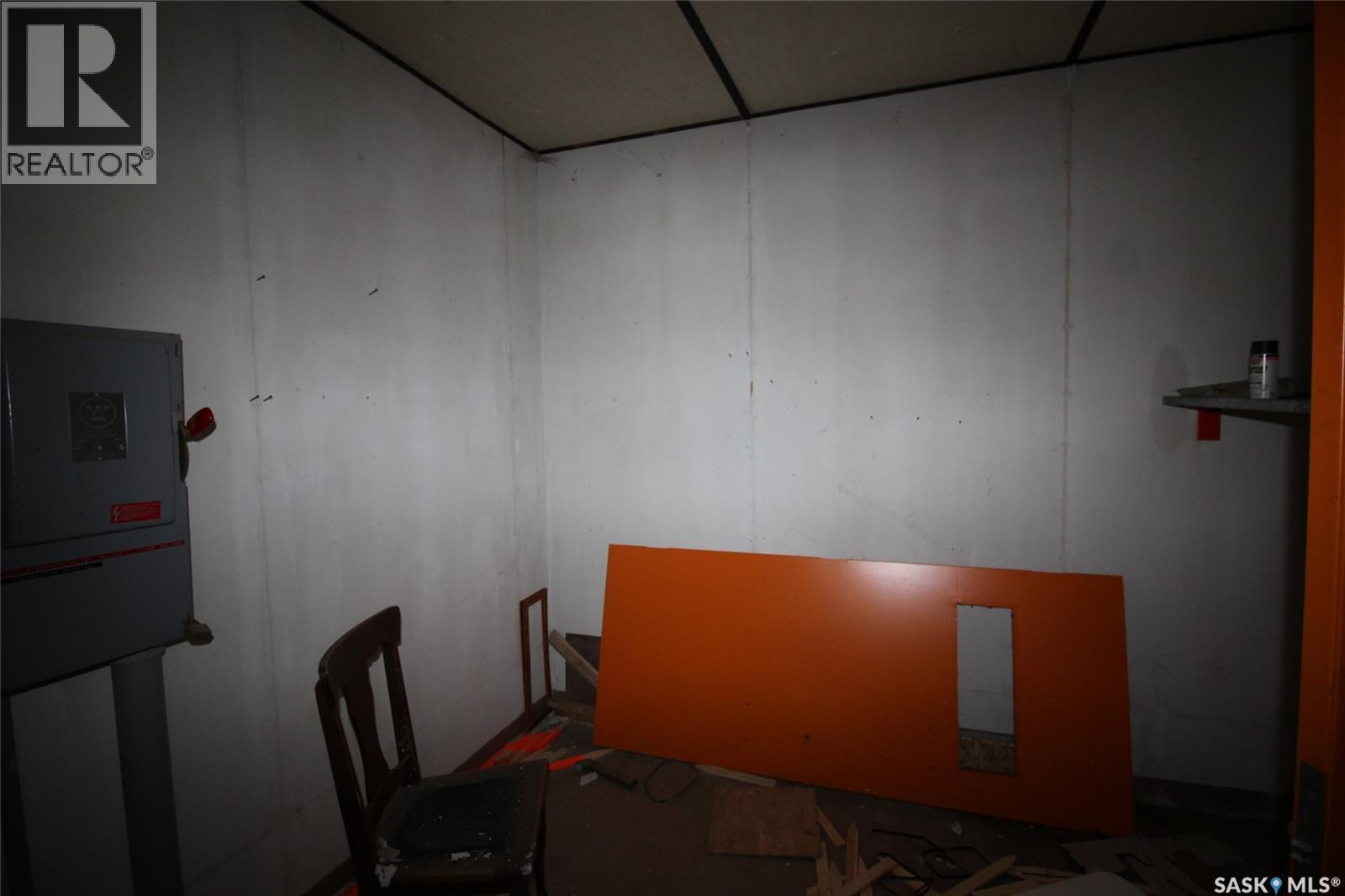 303 1St Avenue W, Climax, SK - Indoor