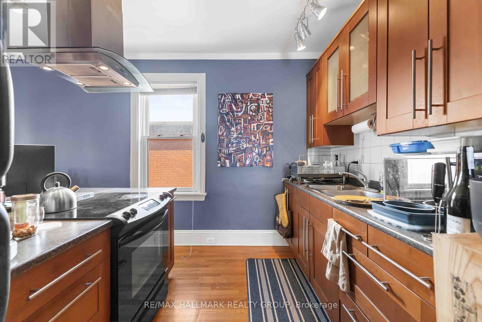 70 Anderson Street, Ottawa, ON - Indoor Photo Showing Kitchen With Double Sink