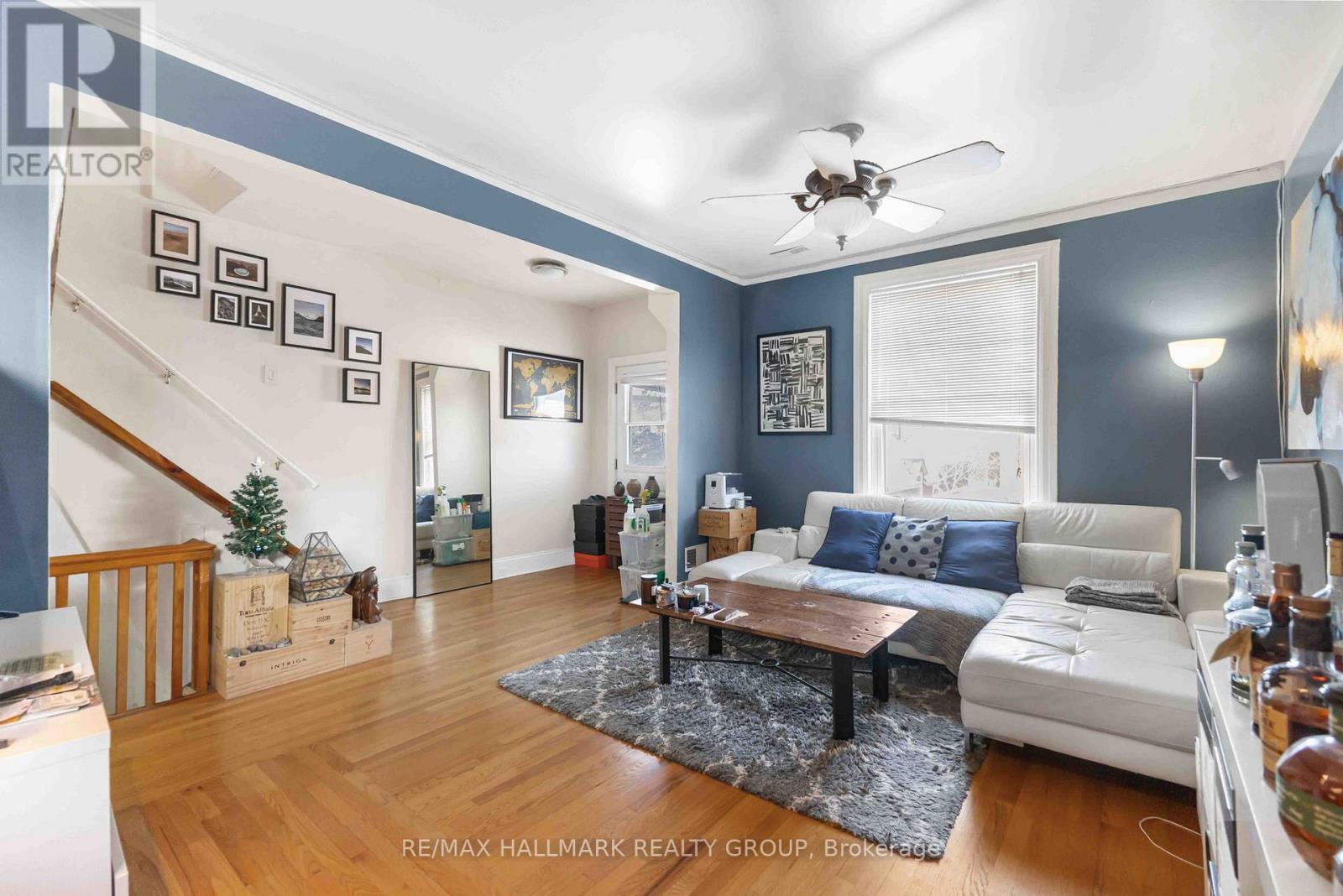 70 Anderson Street, Ottawa, ON - Indoor Photo Showing Living Room