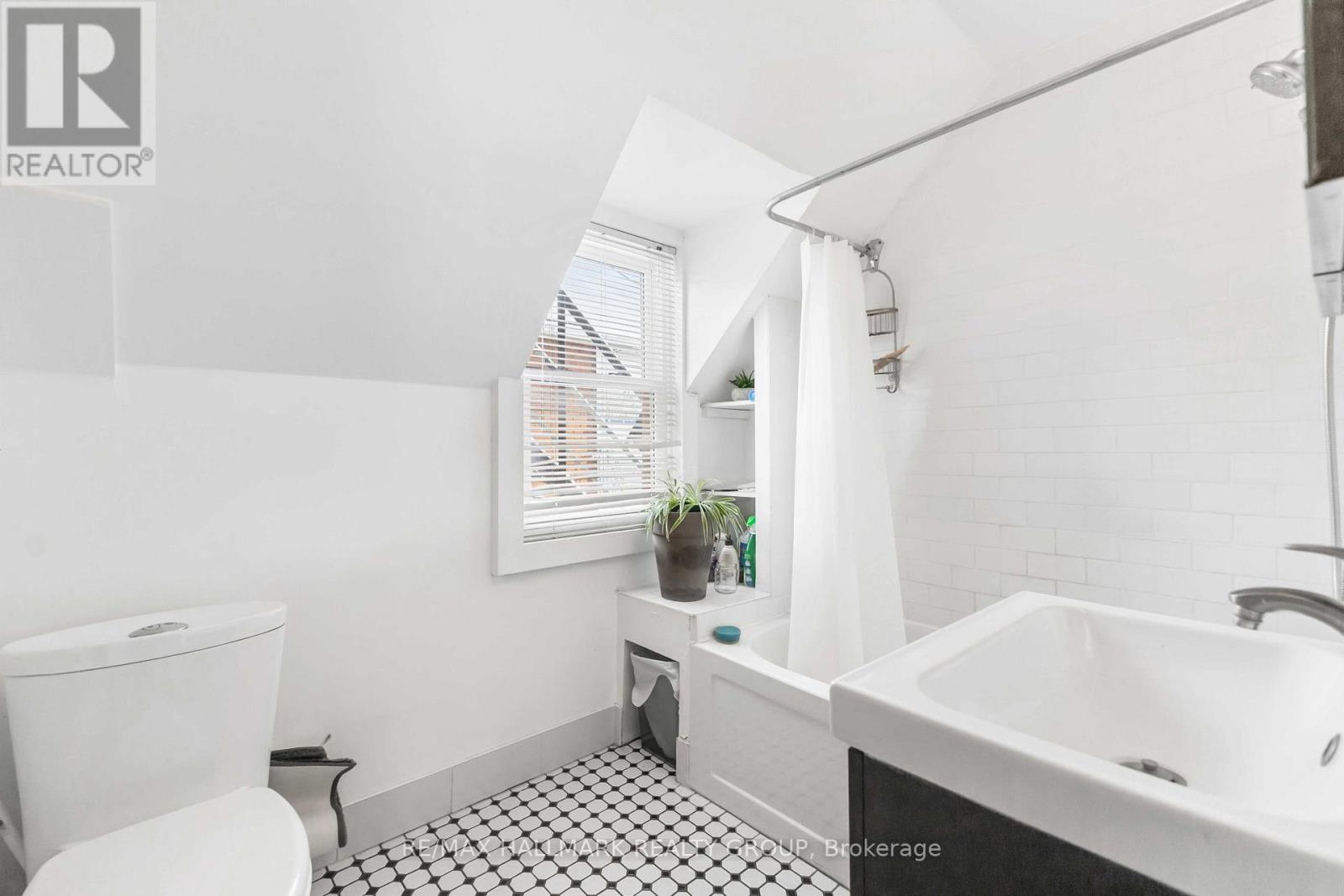70 Anderson Street, Ottawa, ON - Indoor Photo Showing Bathroom