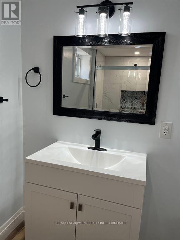 3 - 621 Hagar Street, Welland (Lincoln/Crowland), ON - Indoor Photo Showing Bathroom