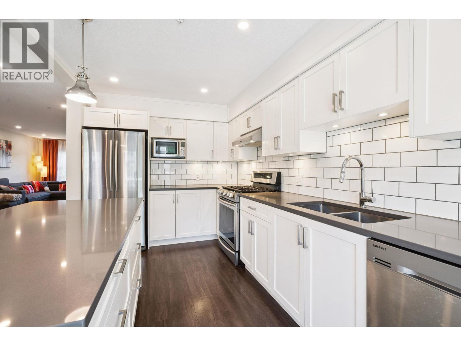 34 1260 Riverside Drive, Port Coquitlam, BC - Indoor Photo Showing Kitchen With Stainless Steel Kitchen With Double Sink With Upgraded Kitchen