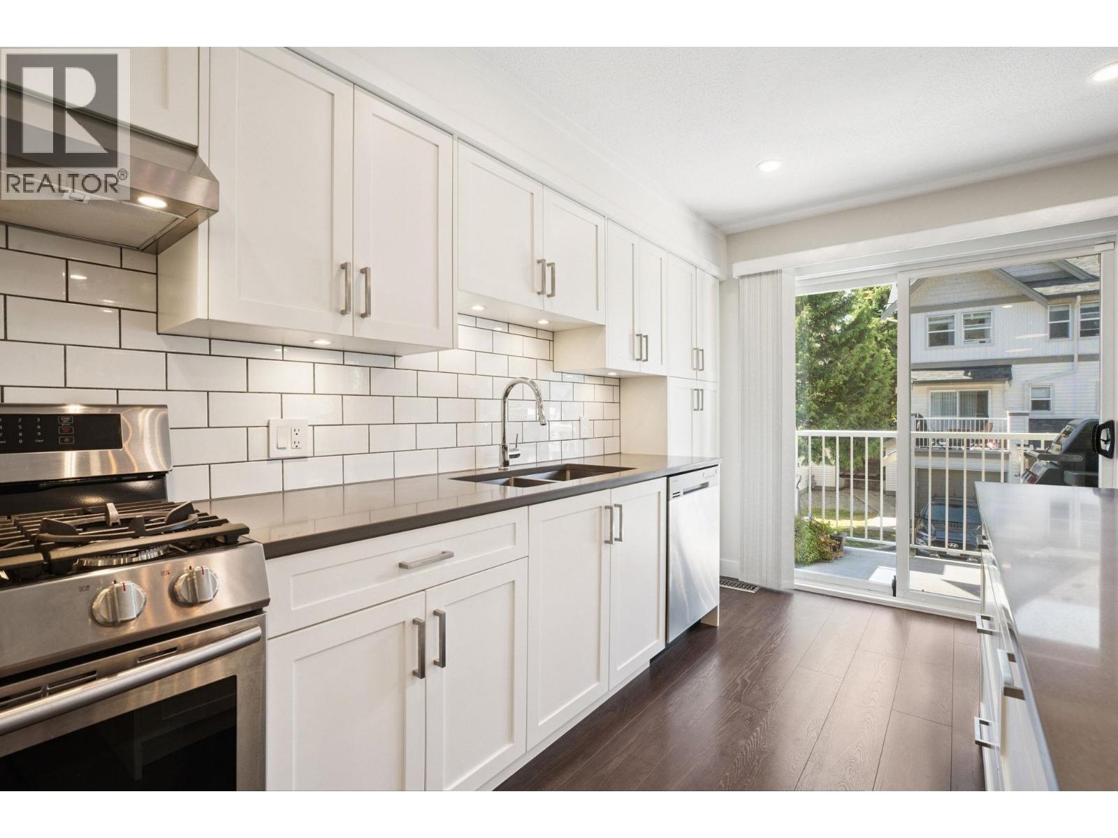 34 1260 Riverside Drive, Port Coquitlam, BC - Indoor Photo Showing Kitchen With Stainless Steel Kitchen With Double Sink
