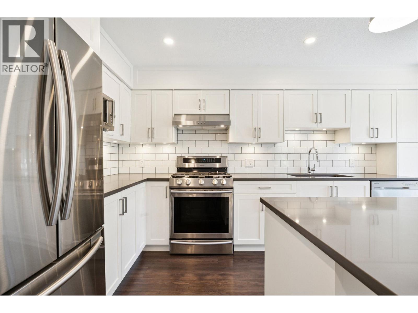 34 1260 Riverside Drive, Port Coquitlam, BC - Indoor Photo Showing Kitchen With Stainless Steel Kitchen With Upgraded Kitchen