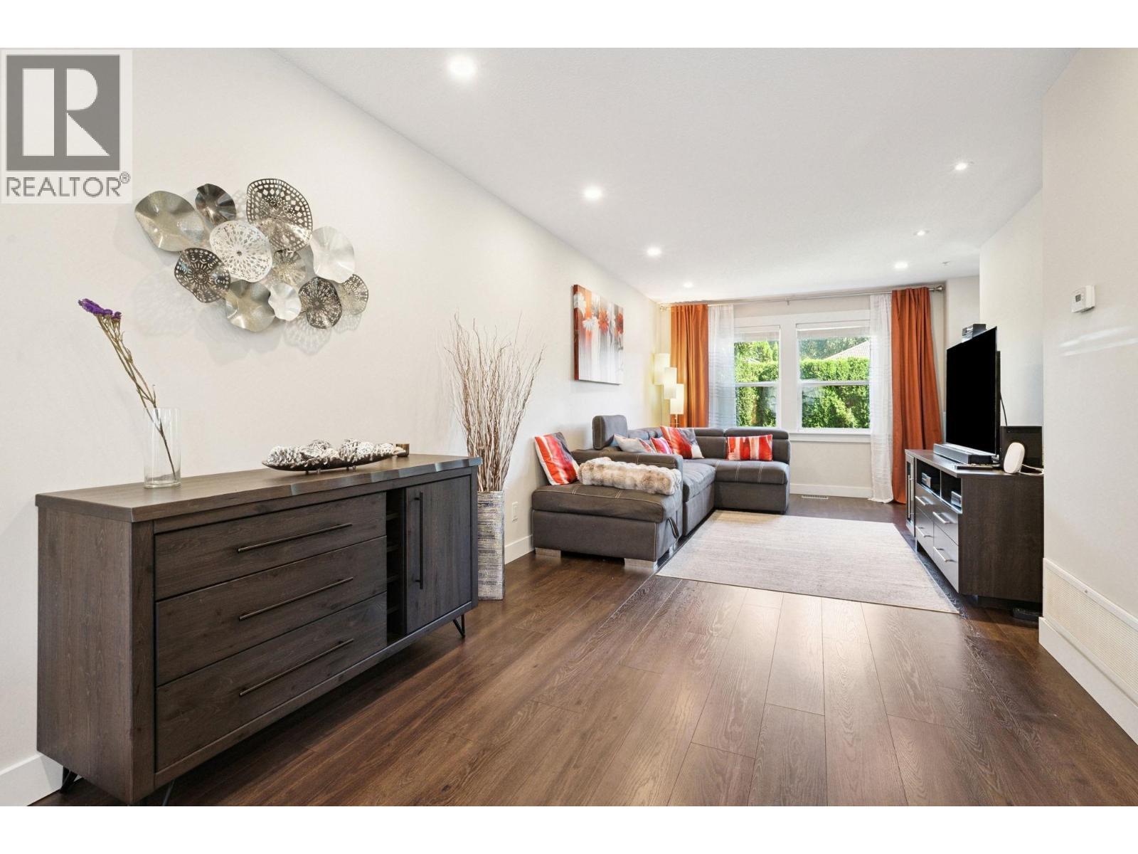 34 1260 Riverside Drive, Port Coquitlam, BC - Indoor Photo Showing Living Room