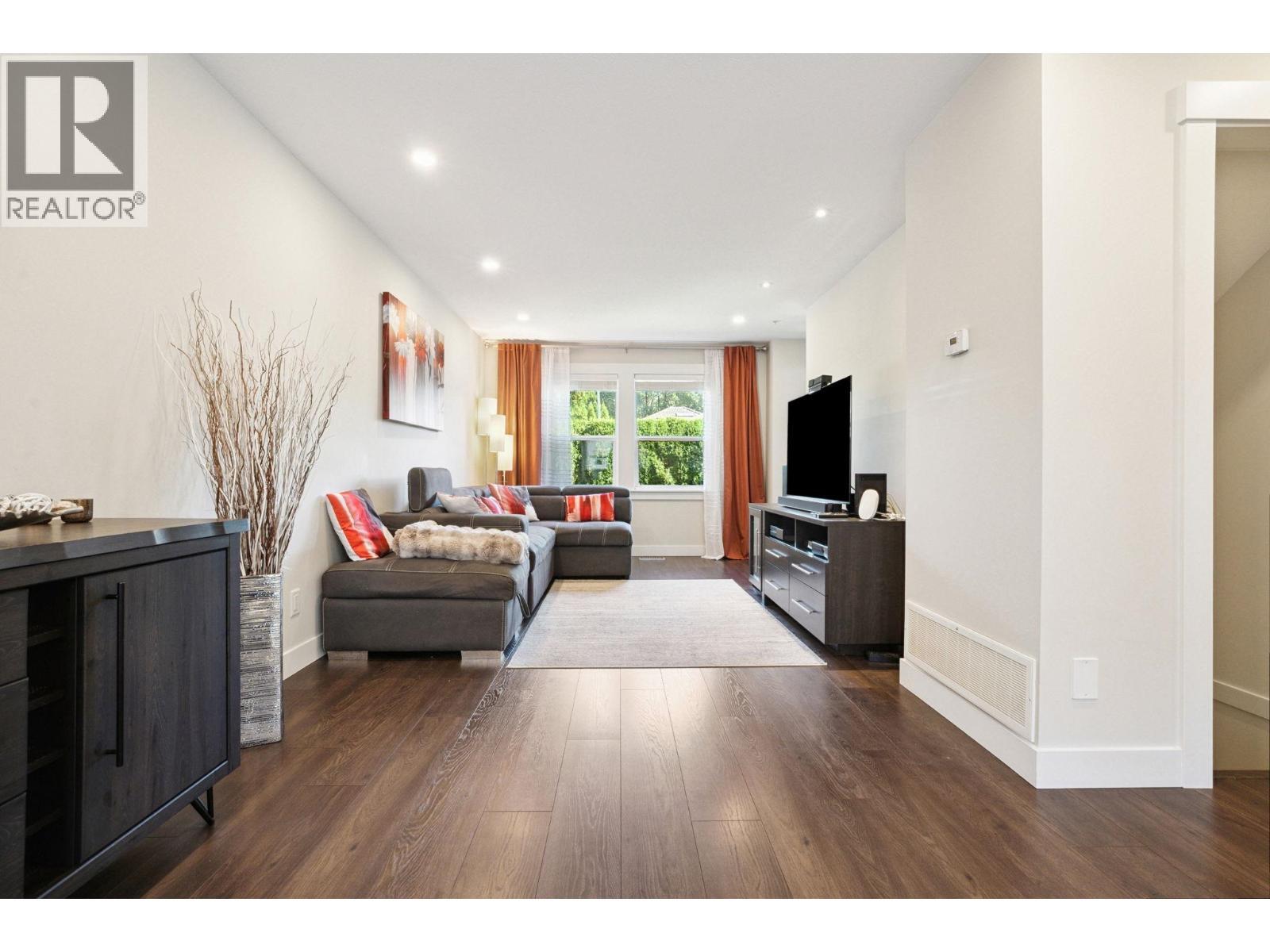 34 1260 Riverside Drive, Port Coquitlam, BC - Indoor Photo Showing Living Room