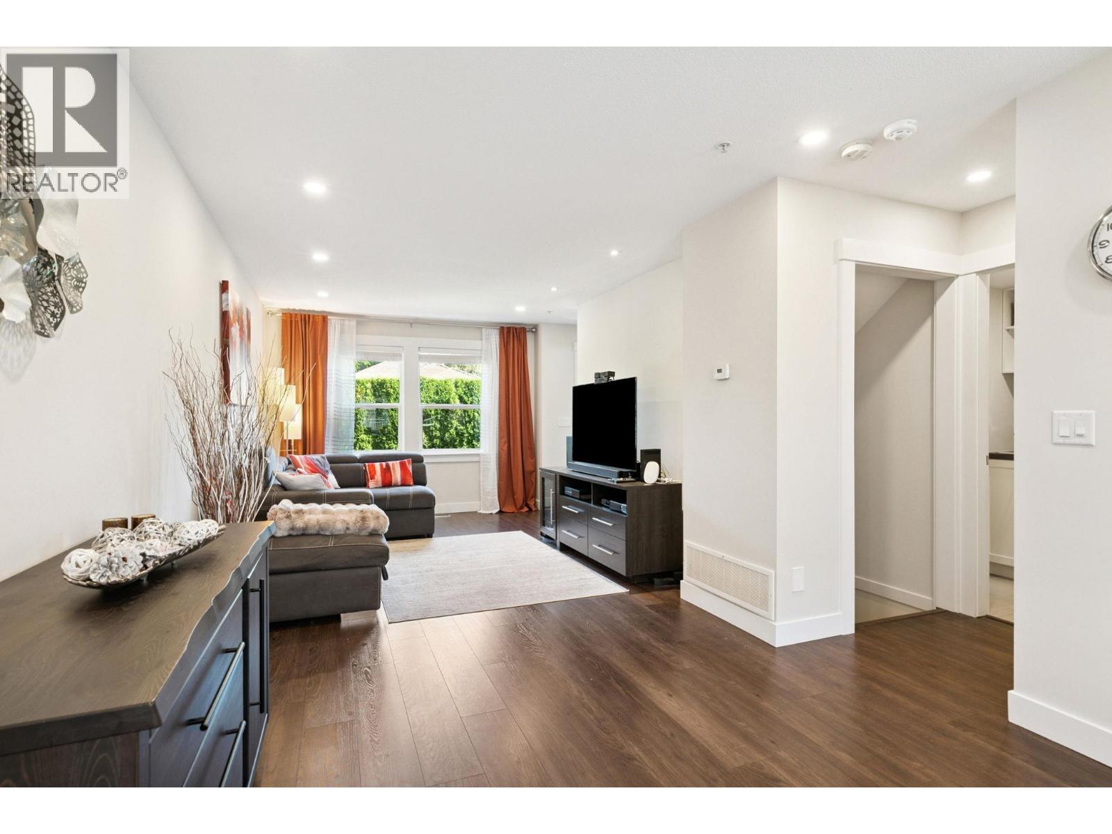 34 1260 Riverside Drive, Port Coquitlam, BC - Indoor Photo Showing Living Room