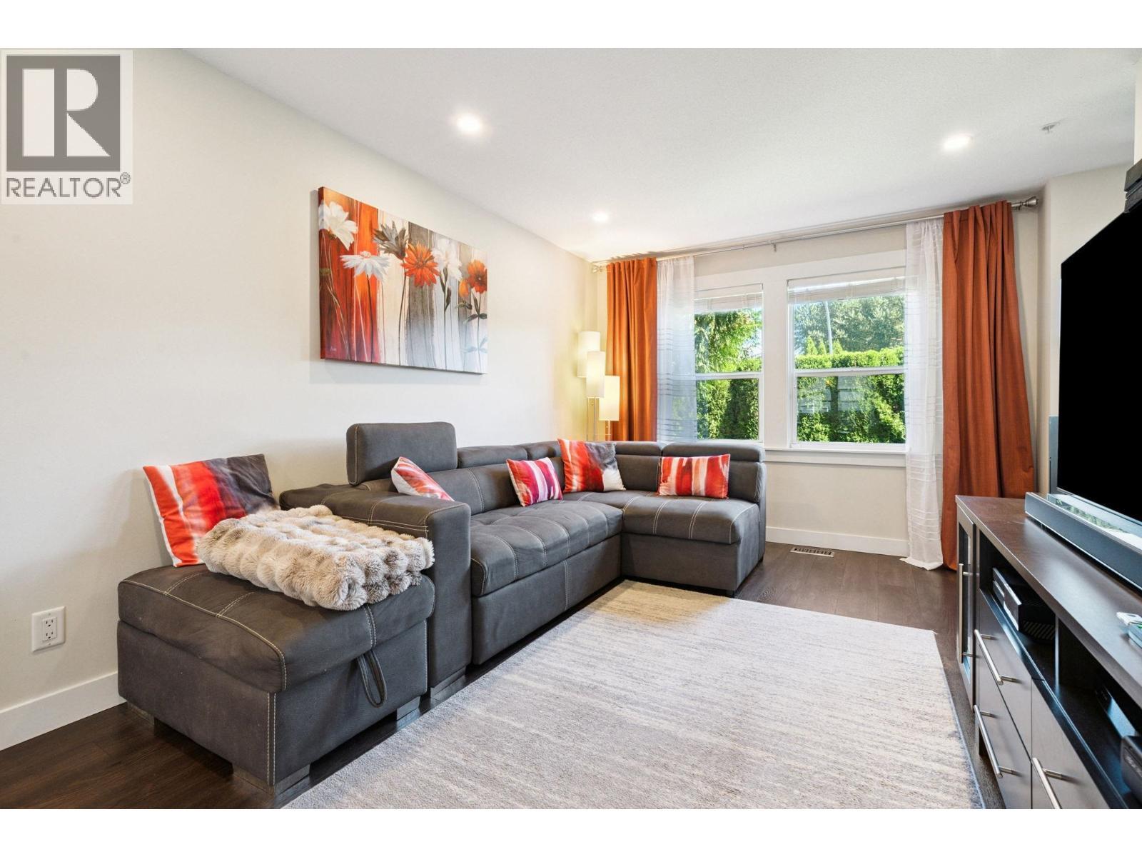 34 1260 Riverside Drive, Port Coquitlam, BC - Indoor Photo Showing Living Room