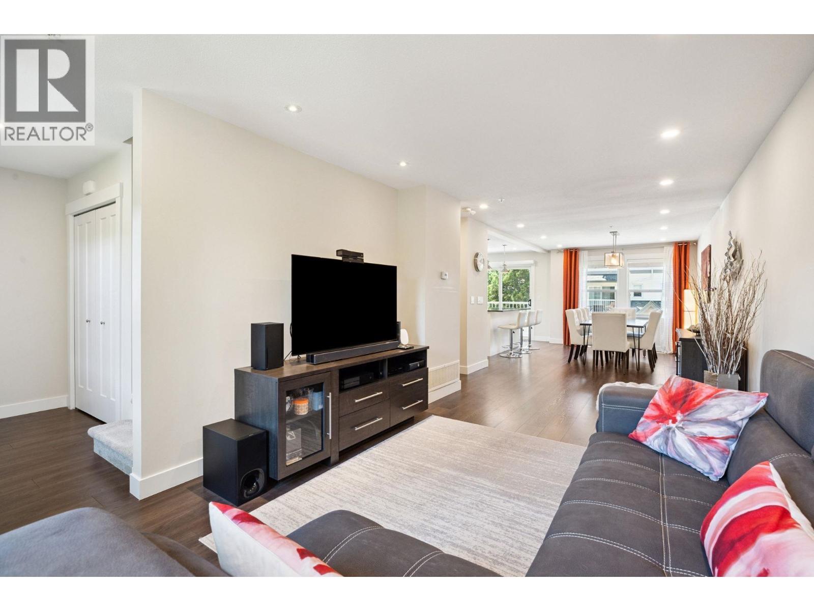 34 1260 Riverside Drive, Port Coquitlam, BC - Indoor Photo Showing Living Room