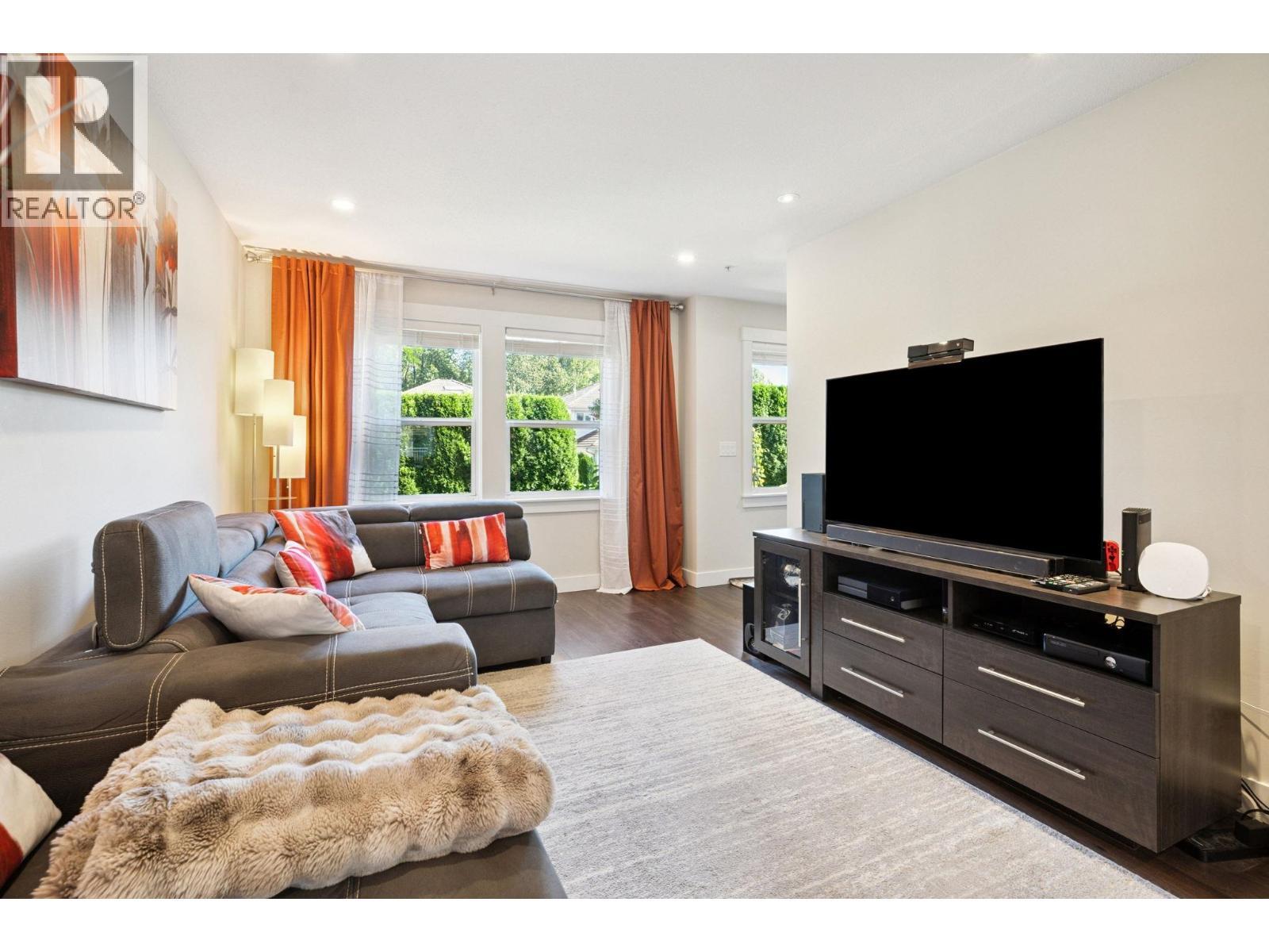 34 1260 Riverside Drive, Port Coquitlam, BC - Indoor Photo Showing Living Room