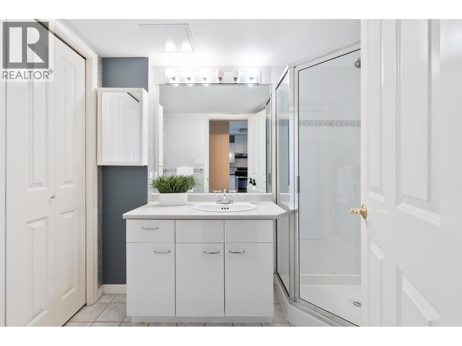 1301 4425 Halifax Street, Burnaby, BC - Indoor Photo Showing Bathroom