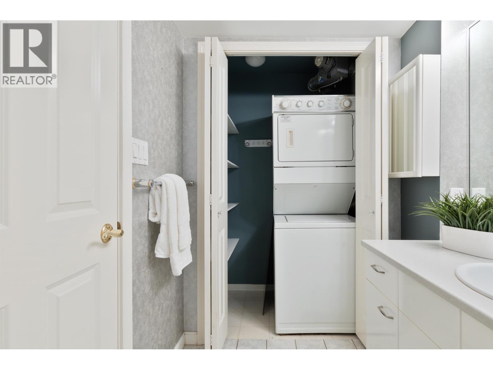 1301 4425 Halifax Street, Burnaby, BC - Indoor Photo Showing Laundry Room
