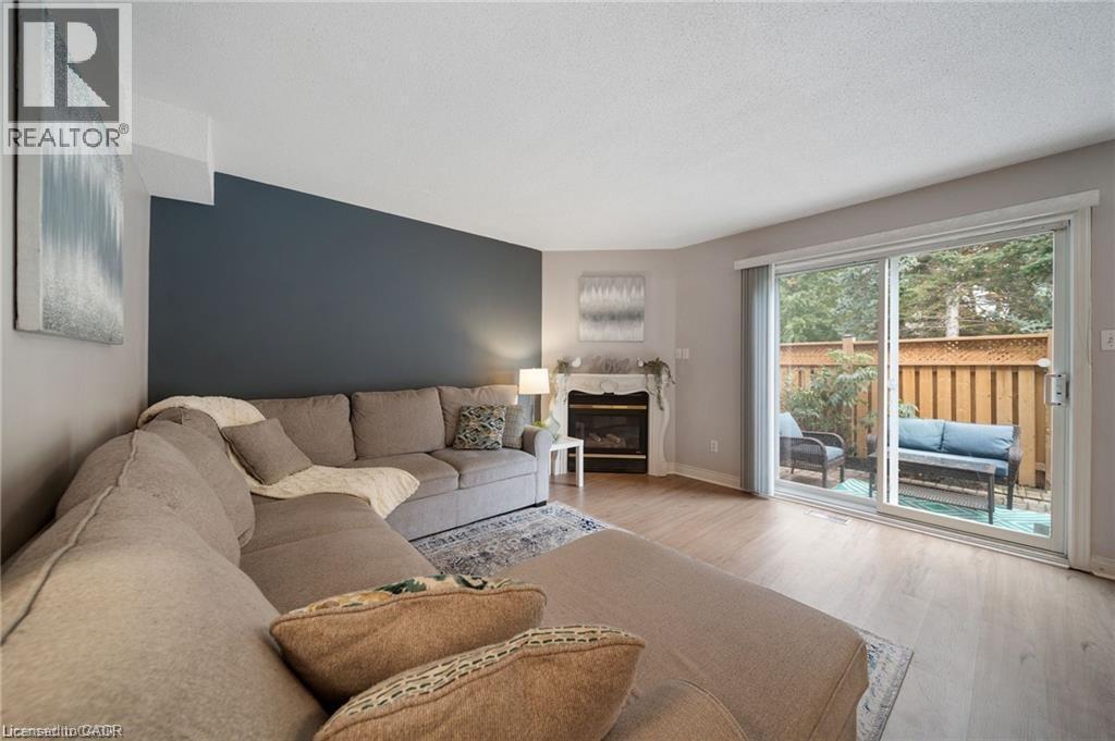 320 Hamilton Drive Unit# 10, Ancaster, ON - Indoor Photo Showing Living Room