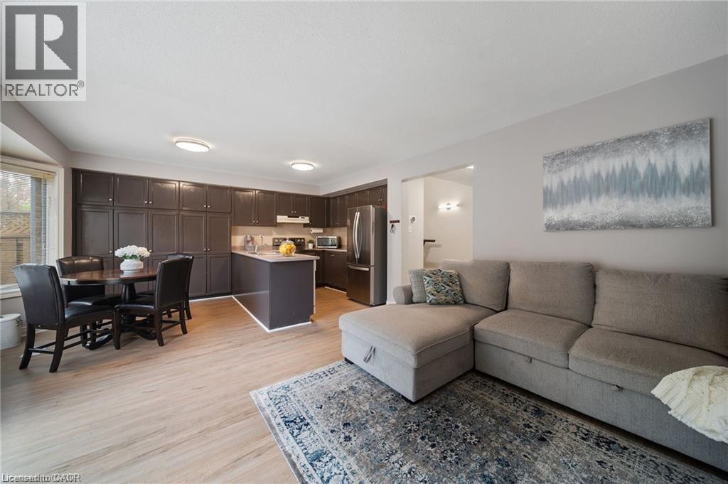 320 Hamilton Drive Unit# 10, Ancaster, ON - Indoor Photo Showing Living Room