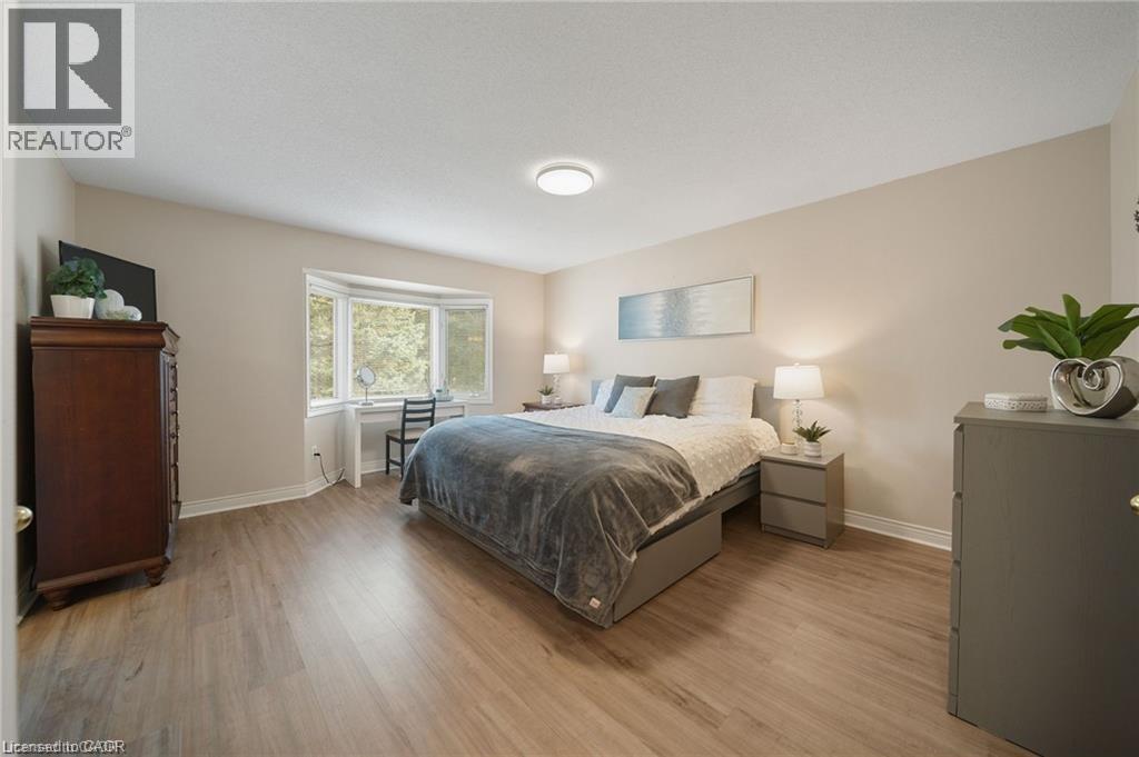 320 Hamilton Drive Unit# 10, Ancaster, ON - Indoor Photo Showing Bedroom