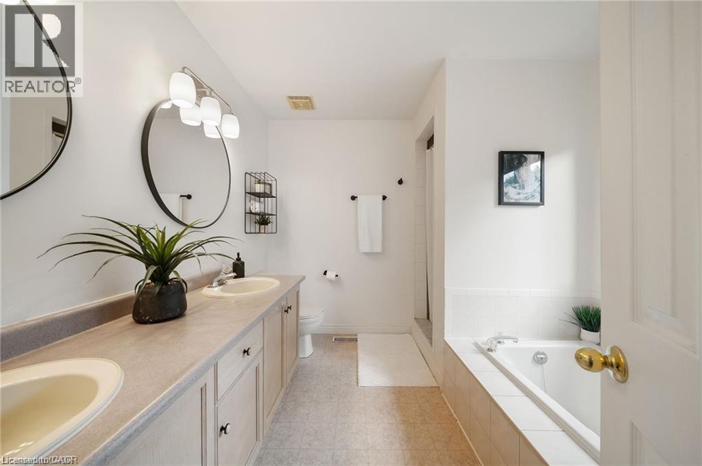 320 Hamilton Drive Unit# 10, Ancaster, ON - Indoor Photo Showing Bathroom