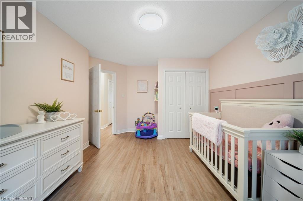320 Hamilton Drive Unit# 10, Ancaster, ON - Indoor Photo Showing Bedroom