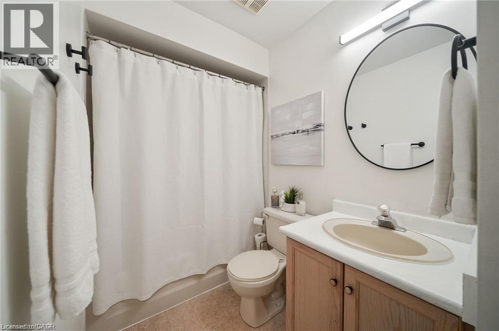 320 Hamilton Drive Unit# 10, Ancaster, ON - Indoor Photo Showing Bathroom