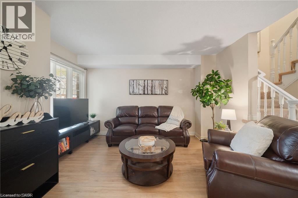 320 Hamilton Drive Unit# 10, Ancaster, ON - Indoor Photo Showing Living Room