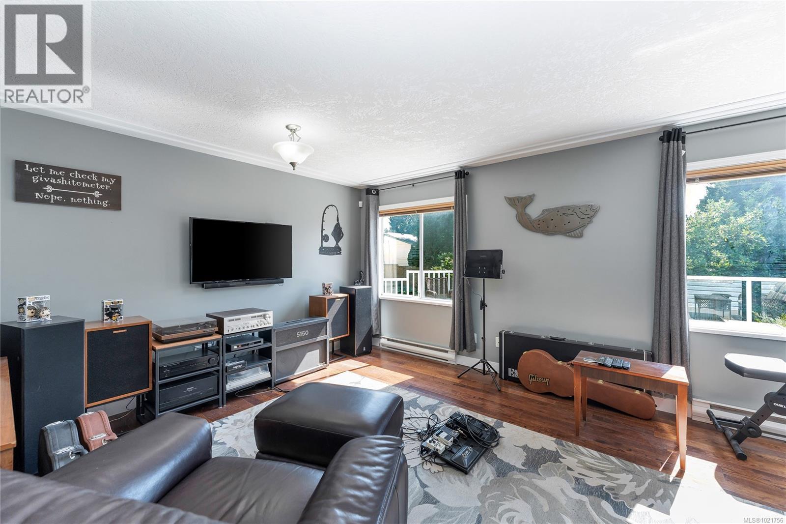 505 Windthrop Rd, Colwood, BC - Indoor Photo Showing Living Room