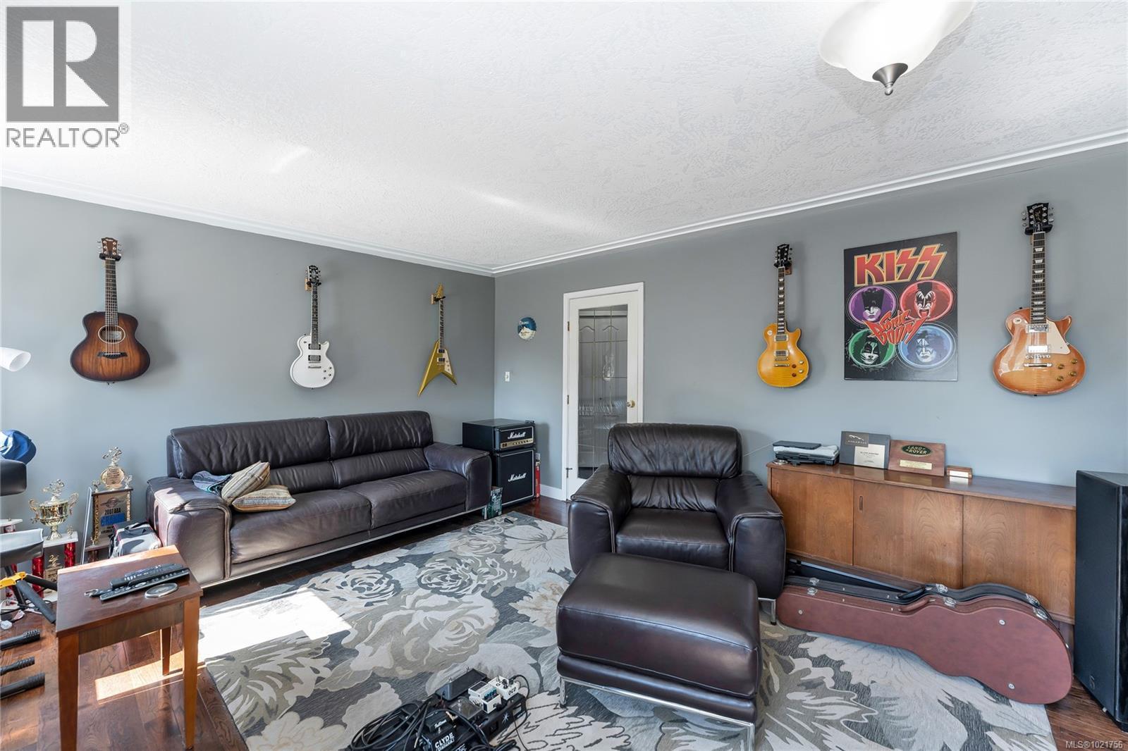 505 Windthrop Rd, Colwood, BC - Indoor Photo Showing Living Room
