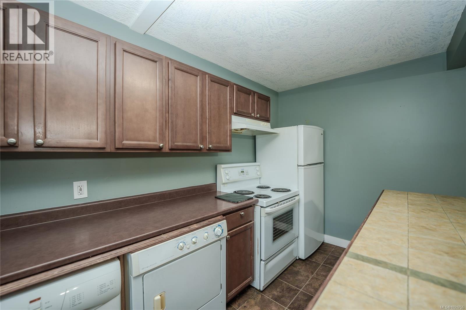 505 Windthrop Rd, Colwood, BC - Indoor Photo Showing Kitchen