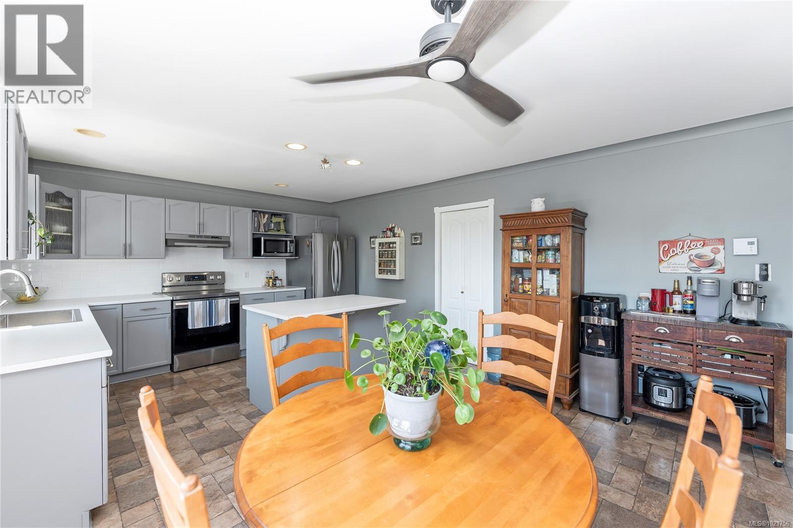 505 Windthrop Rd, Colwood, BC - Indoor