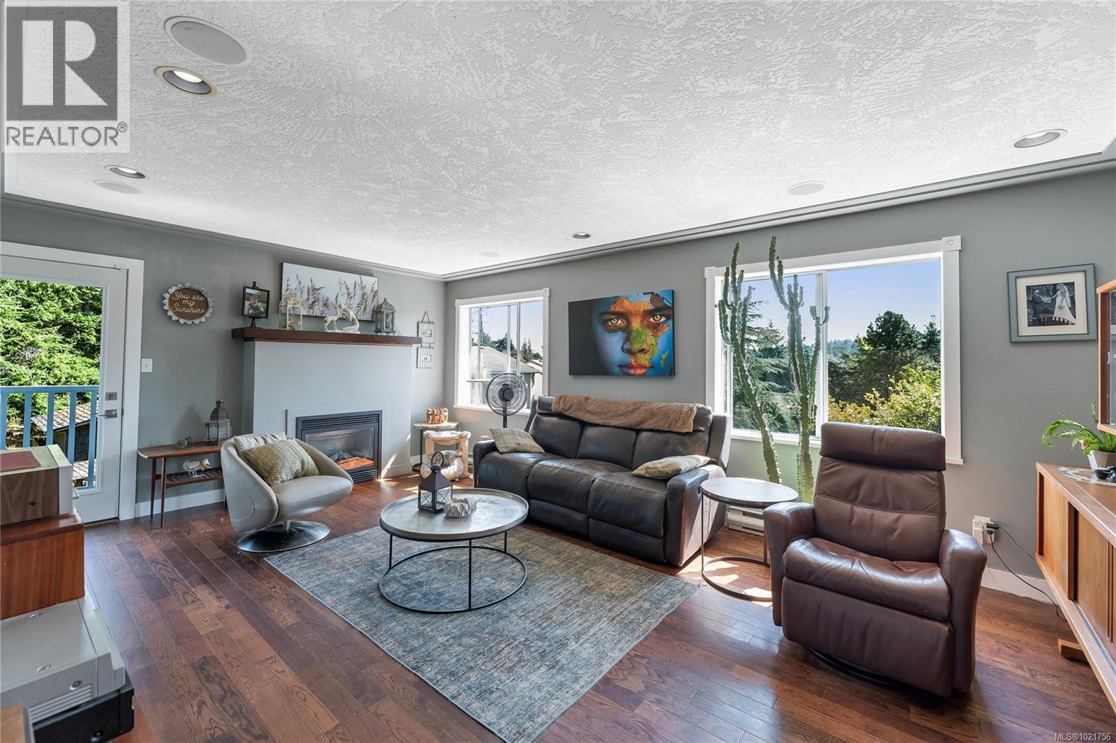 505 Windthrop Rd, Colwood, BC - Indoor Photo Showing Living Room With Fireplace