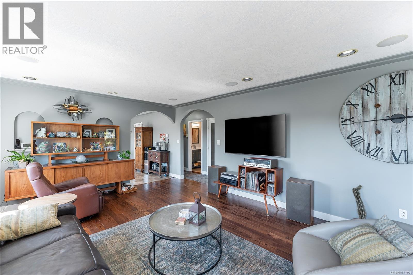 505 Windthrop Rd, Colwood, BC - Indoor Photo Showing Living Room