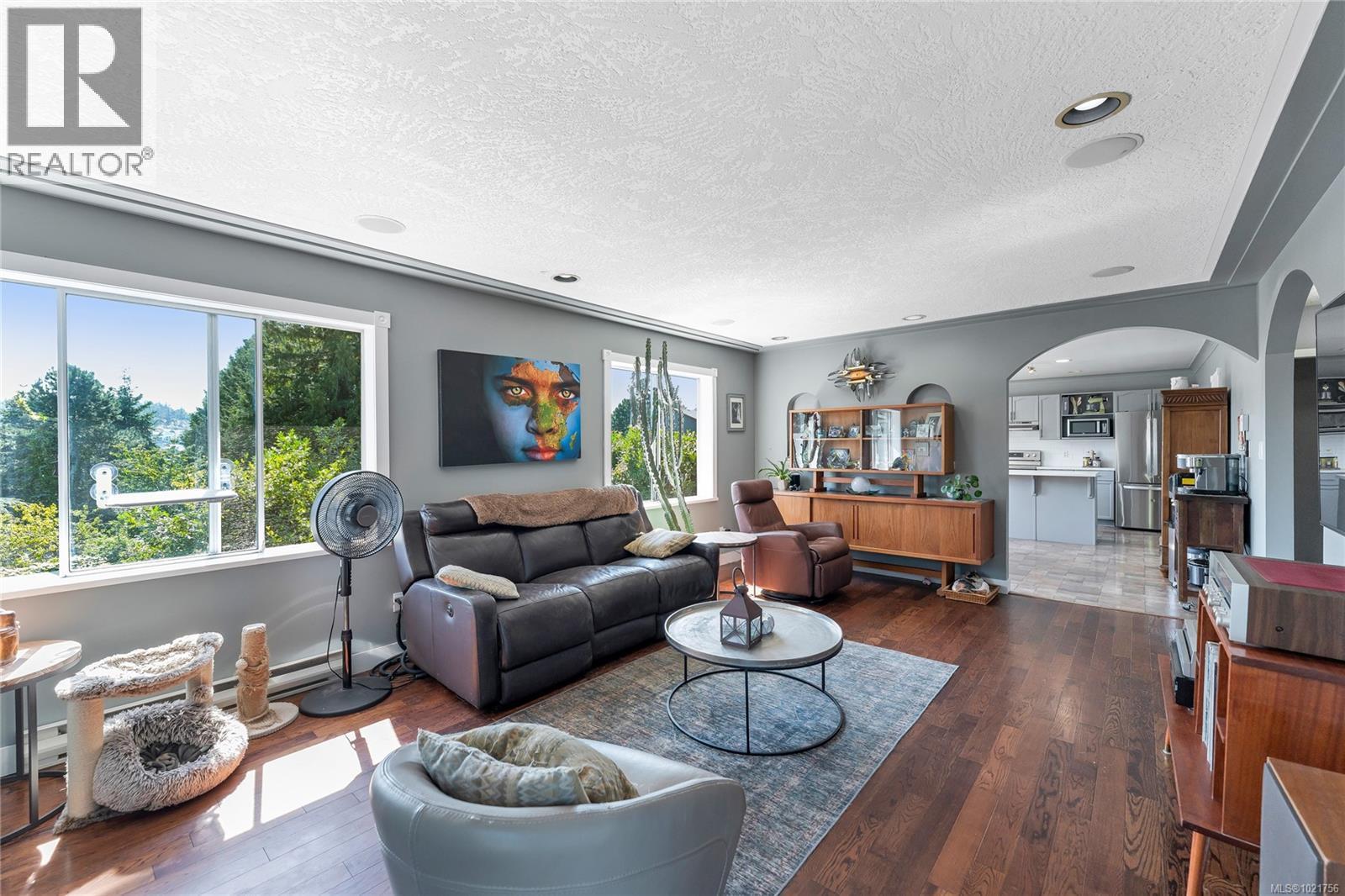 505 Windthrop Rd, Colwood, BC - Indoor Photo Showing Living Room