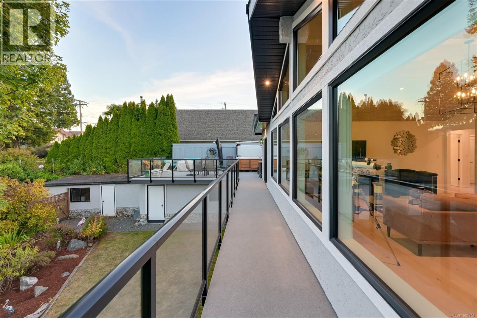 8 Woodville Pl, View Royal, BC - Outdoor With Exterior