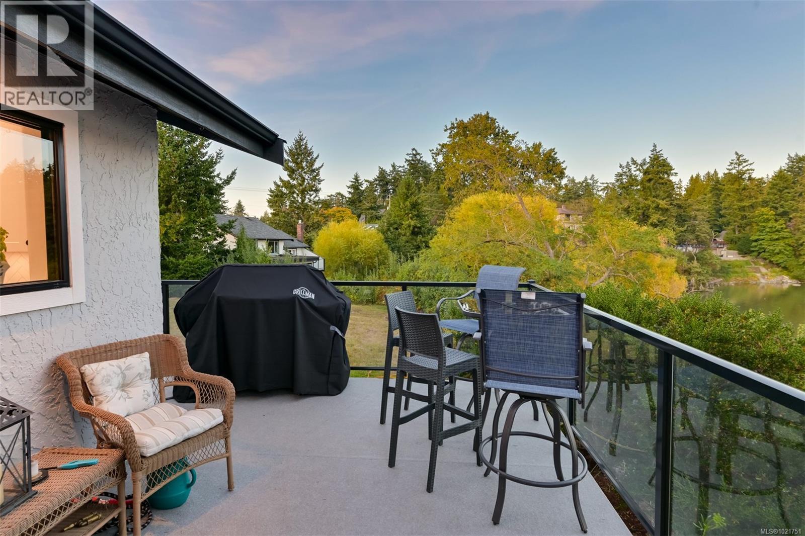 8 Woodville Pl, View Royal, BC - Outdoor With Exterior