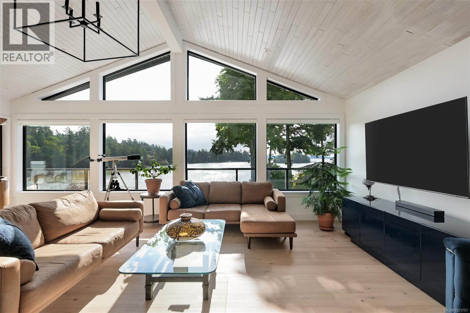 8 Woodville Pl, View Royal, BC - Indoor Photo Showing Living Room